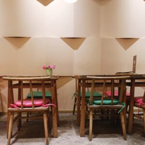 wooden-chairs-tables-restaurant